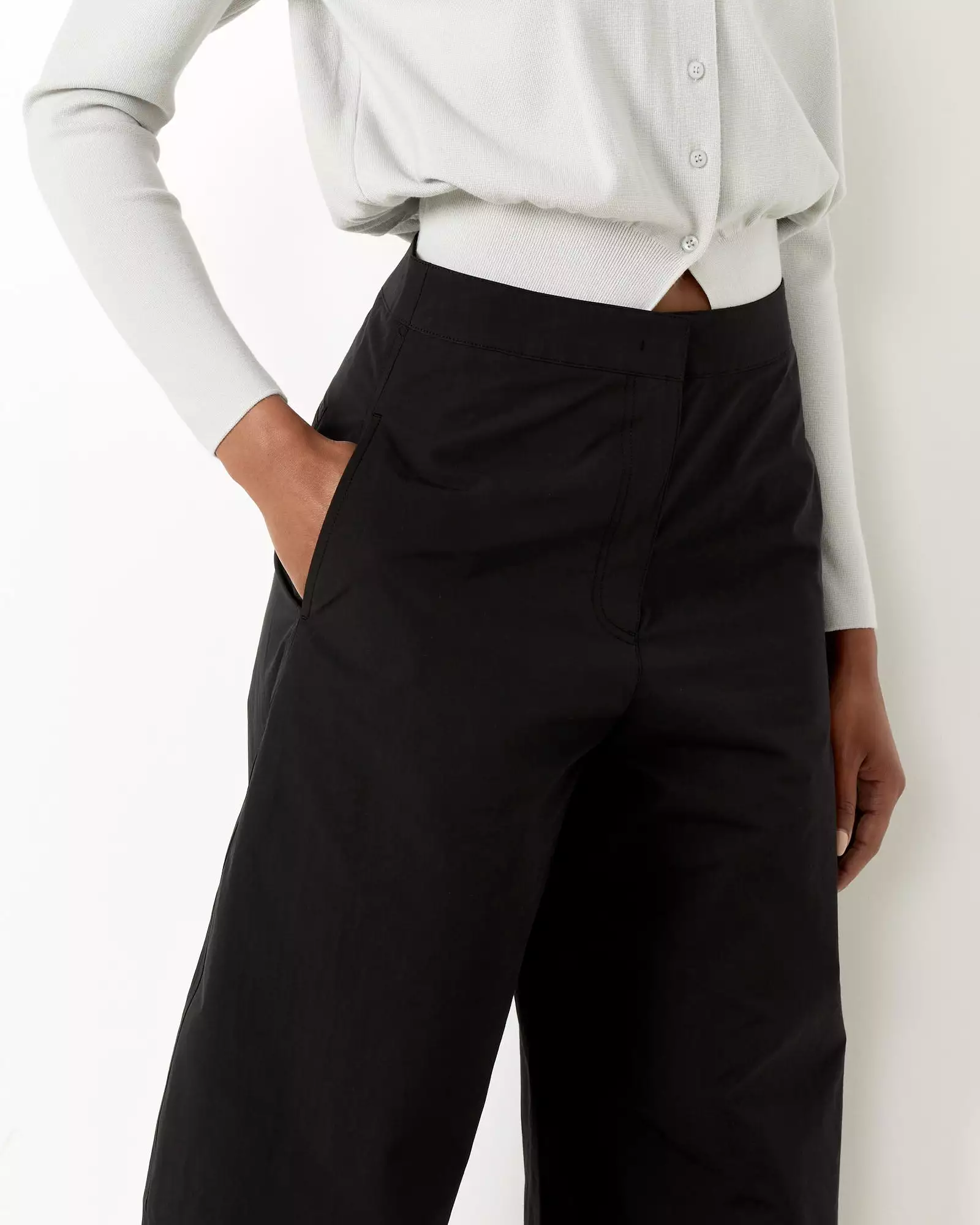 Curved Leg Pant in Black